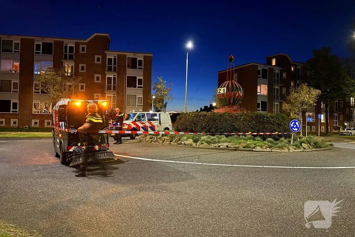 Defecte veegwagen op rotonde achtergelaten