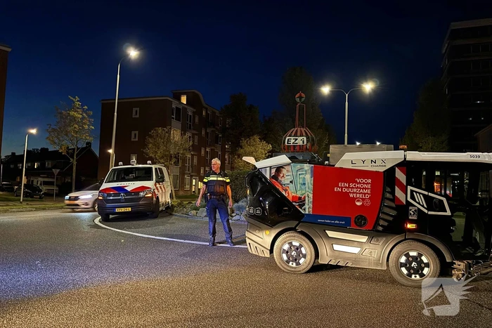 Defecte veegwagen op rotonde achtergelaten