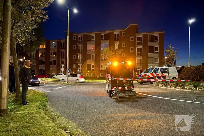 Defecte veegwagen op rotonde achtergelaten