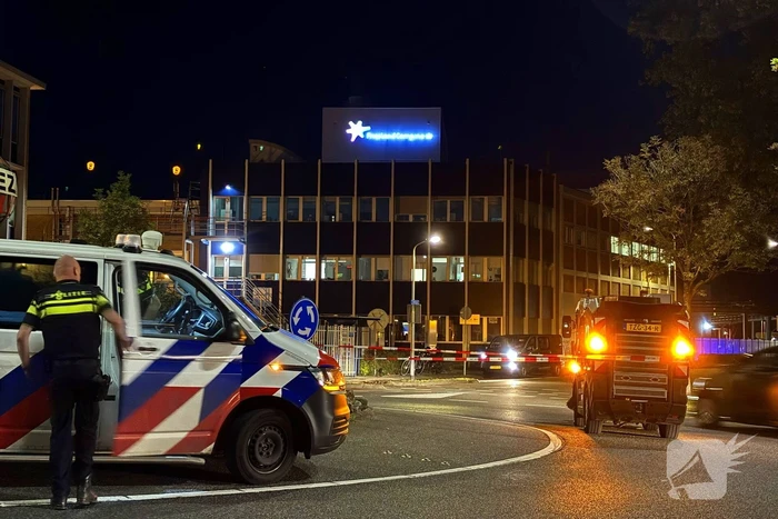 Defecte veegwagen op rotonde achtergelaten