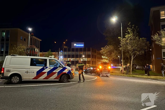 Defecte veegwagen op rotonde achtergelaten