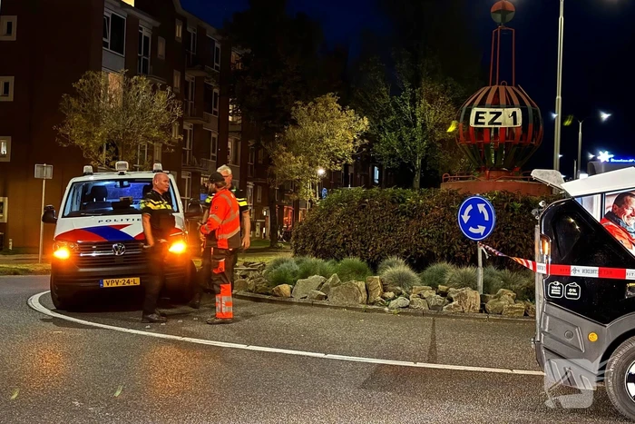 Defecte veegwagen op rotonde achtergelaten