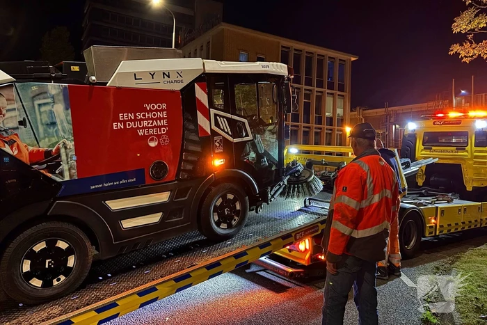 Defecte veegwagen op rotonde achtergelaten