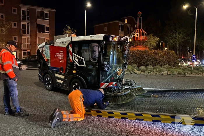 Defecte veegwagen op rotonde achtergelaten