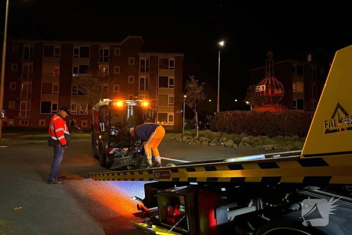 Defecte veegwagen op rotonde achtergelaten