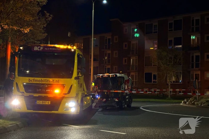 Defecte veegwagen op rotonde achtergelaten
