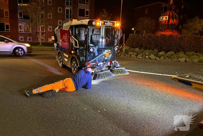 Defecte veegwagen op rotonde achtergelaten