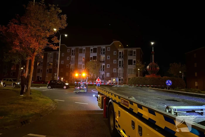 Defecte veegwagen op rotonde achtergelaten