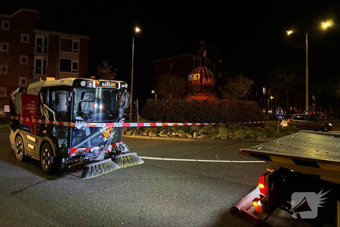 Defecte veegwagen op rotonde achtergelaten