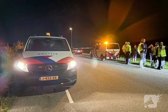 Auto belandt in greppel, inzittenden ongedeerd