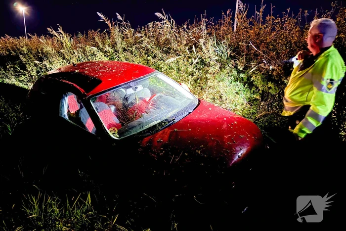 Auto belandt in greppel, inzittenden ongedeerd