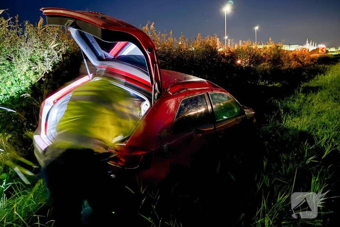 Auto belandt in greppel, inzittenden ongedeerd