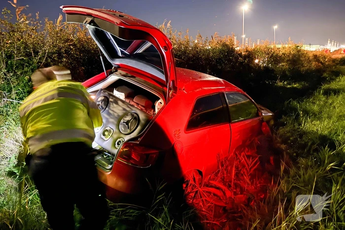 Auto belandt in greppel, inzittenden ongedeerd