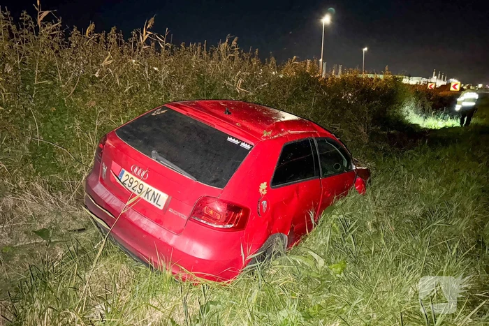 Auto belandt in greppel, inzittenden ongedeerd