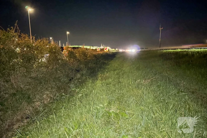 Auto belandt in greppel, inzittenden ongedeerd