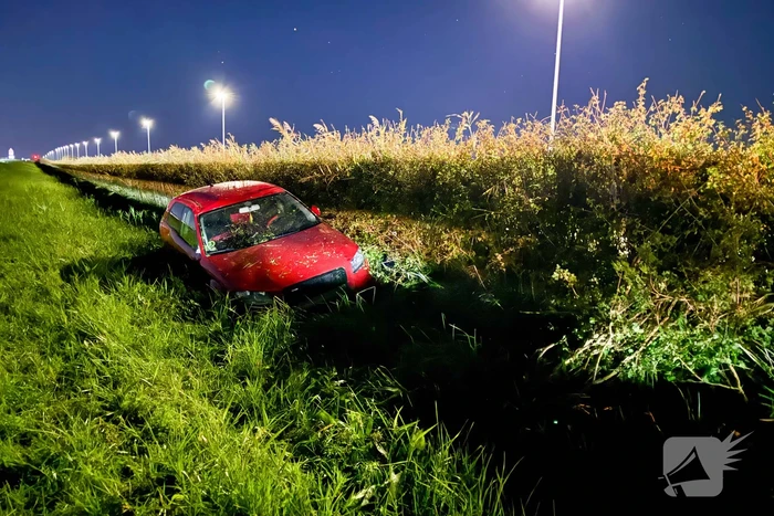 Auto belandt in greppel, inzittenden ongedeerd