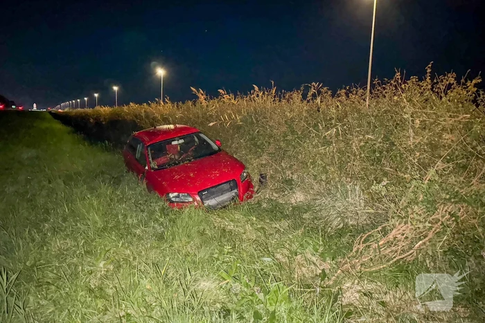 Auto belandt in greppel, inzittenden ongedeerd