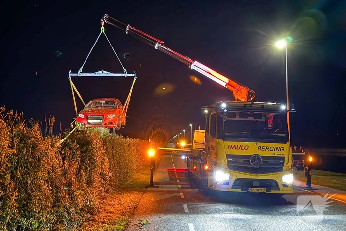 Auto belandt in greppel, inzittenden ongedeerd