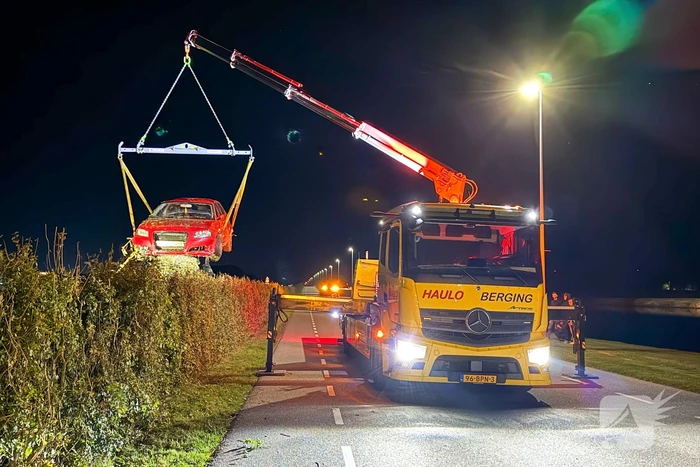 Auto belandt in greppel, inzittenden ongedeerd