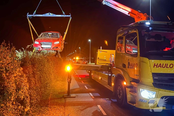 Auto belandt in greppel, inzittenden ongedeerd