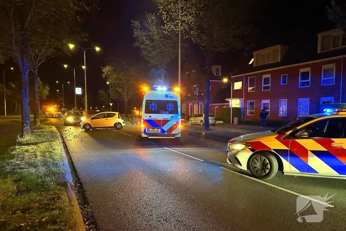 Automobilist botst frontaal op boom
