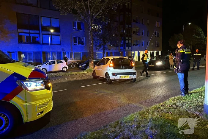 Automobilist botst frontaal op boom