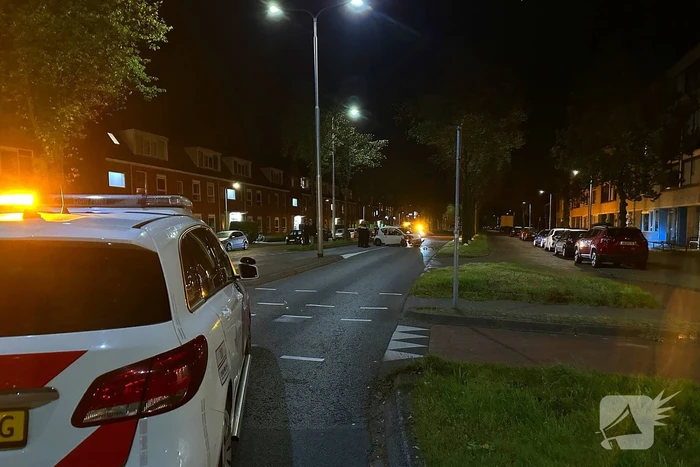 Automobilist botst frontaal op boom