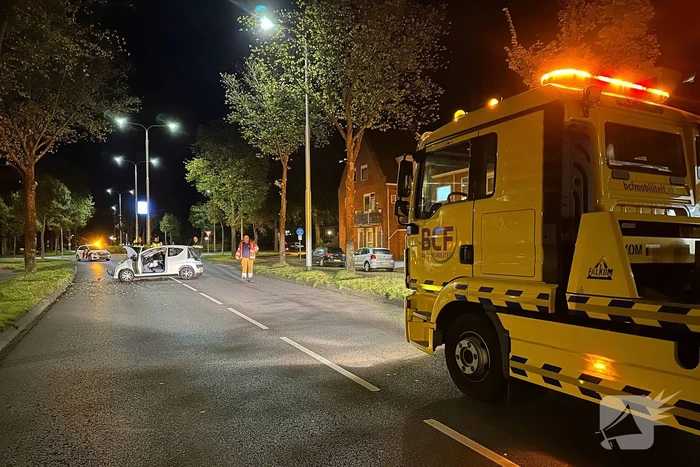Automobilist botst frontaal op boom