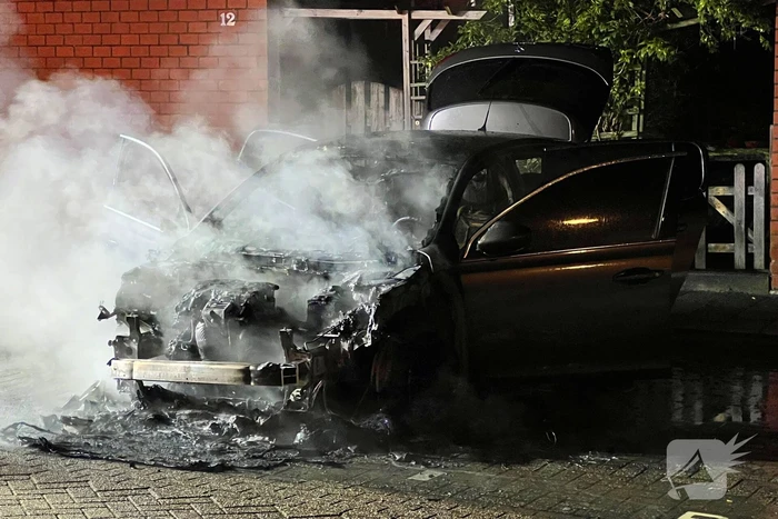 Geparkeerde auto vliegt in brand
