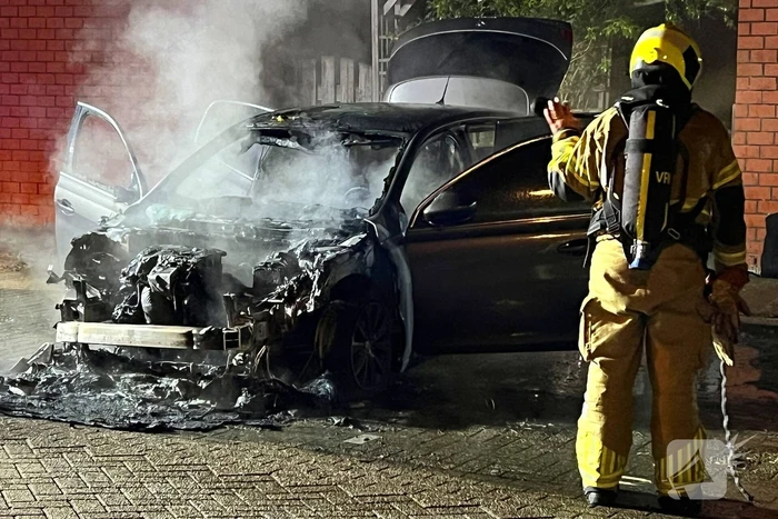 Geparkeerde auto vliegt in brand