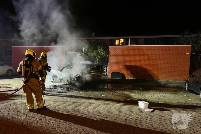 Geparkeerde auto vliegt in brand
