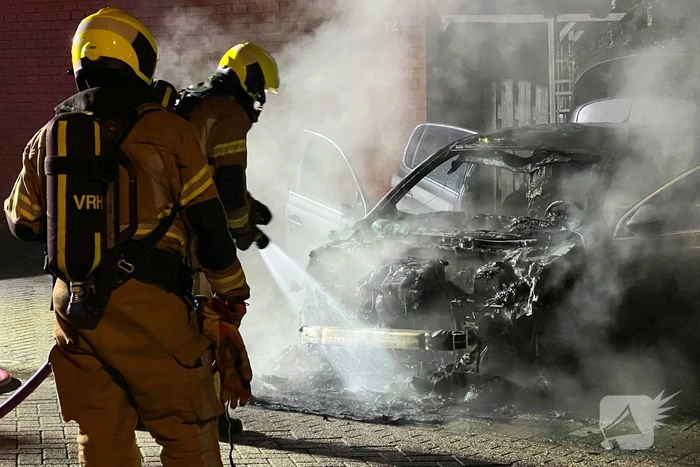 Geparkeerde auto vliegt in brand