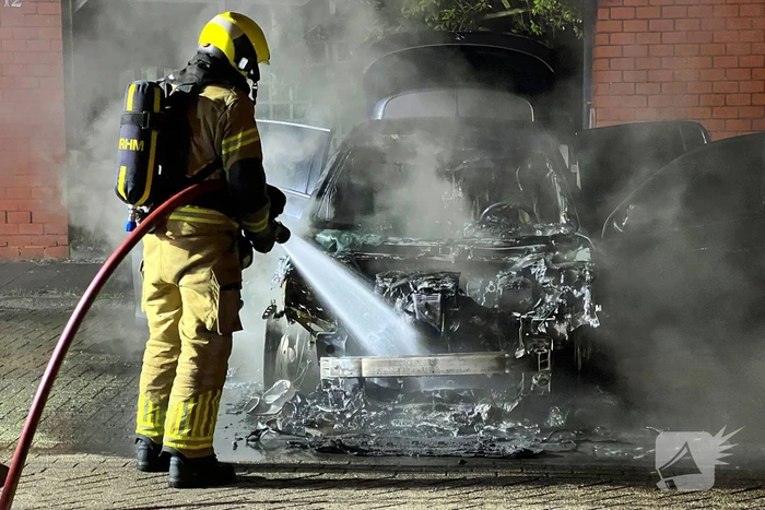 Geparkeerde auto vliegt in brand