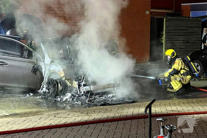 Geparkeerde auto vliegt in brand
