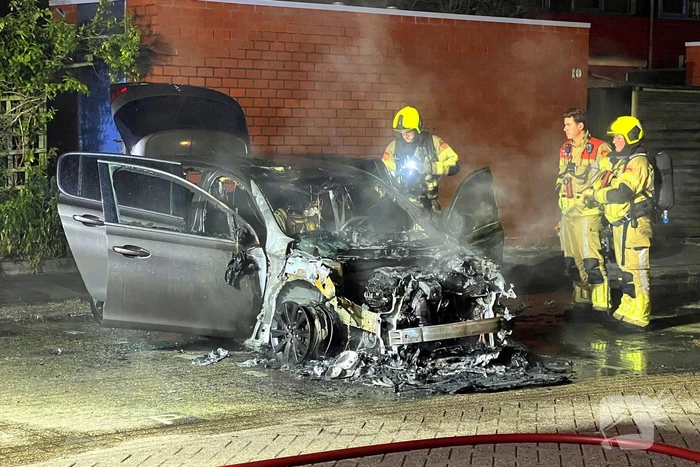 Geparkeerde auto vliegt in brand