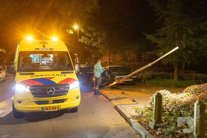 Geparkeerde auto loopt flinke schade bij ongeval