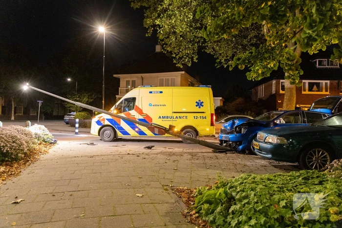 Geparkeerde auto loopt flinke schade bij ongeval