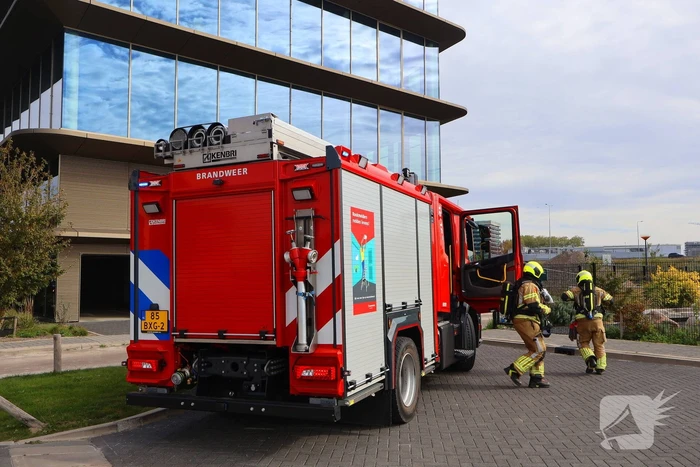 Beveiliger ziet rook en alarmeert brandweer