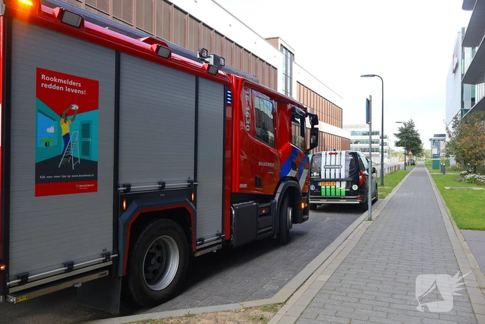 Beveiliger ziet rook en alarmeert brandweer