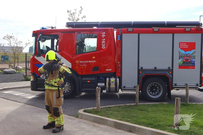 Beveiliger ziet rook en alarmeert brandweer
