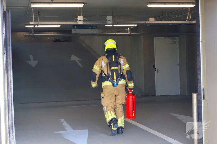 Beveiliger ziet rook en alarmeert brandweer