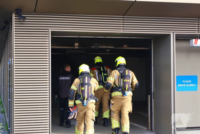 Beveiliger ziet rook en alarmeert brandweer