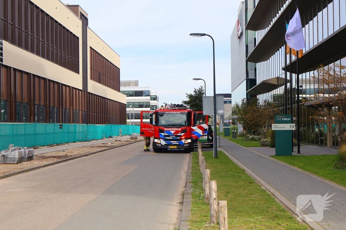 Beveiliger ziet rook en alarmeert brandweer