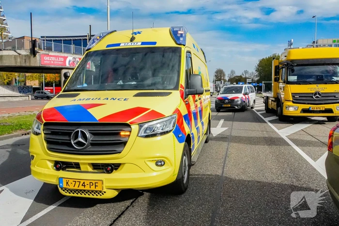 Twee voertuigen botsen achterop elkaar