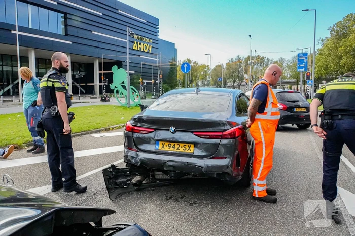 Twee voertuigen botsen achterop elkaar