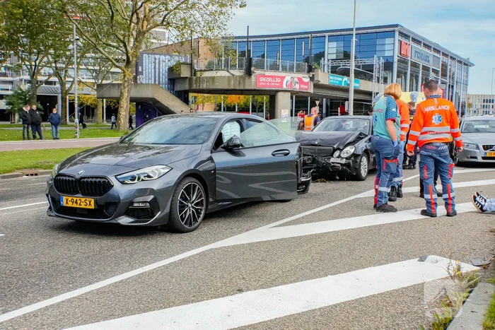 Twee voertuigen botsen achterop elkaar