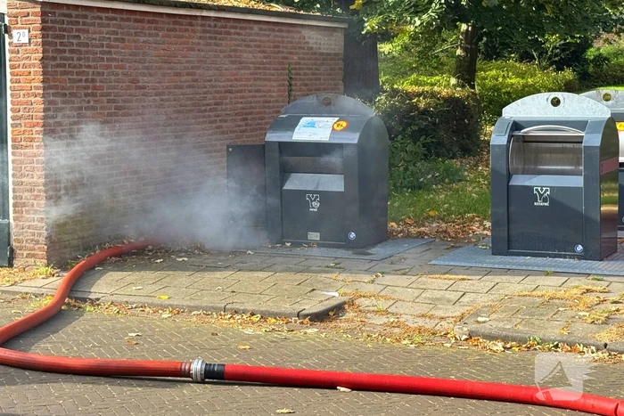 Veel rookontwikkeling bij brand in ondergrondse container