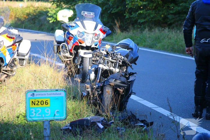 Motorrijder rijdt bosschages in en komt ten val