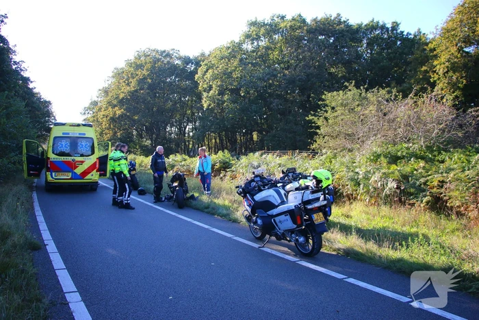 Motorrijder rijdt bosschages in en komt ten val