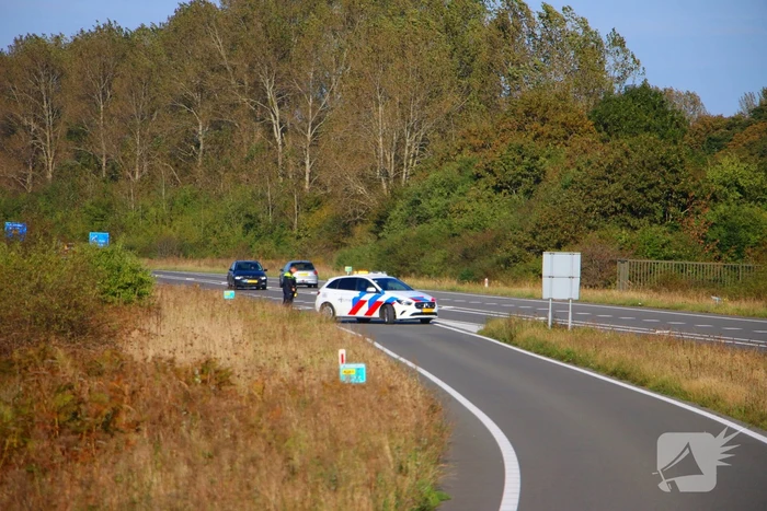 Motorrijder rijdt bosschages in en komt ten val